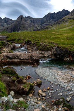 River Brittle Vadisi ve İskoçya 'daki Skye Adası' ndaki Peri havuzlu Şelaleler