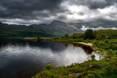 Talladale yakınlarındaki Lake Maree Gölü 'nün üzerinden İskoçya' nın dağlık bölgelerindeki Slioch Dağı 'na bak.