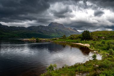 Talladale yakınlarındaki Lake Maree Gölü 'nün üzerinden İskoçya' nın dağlık bölgelerindeki Slioch Dağı 'na bak.