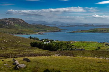 Atlantic Coast with Summer Isles, Isle Ristol ve Eilean Mullagrach İskoçya 'nın dağlık kesimlerinde Altandhu köyü yakınlarında.