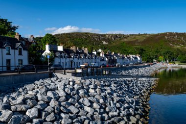 İskoçya 'nın Atlantik kıyısındaki Ullapool köyünde tekneleri olan liman.