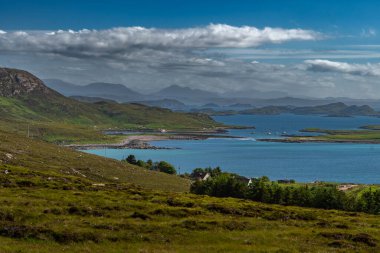 Atlantic Coast with Summer Isles, Isle Ristol ve Eilean Mullagrach İskoçya 'nın dağlık kesimlerinde Altandhu köyü yakınlarında.