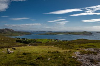 Atlantic Coast with Summer Isles, Isle Ristol ve Eilean Mullagrach İskoçya 'nın dağlık kesimlerinde Altandhu köyü yakınlarında.
