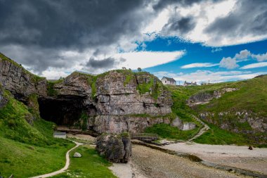 Smoo Cave 'e Köprü Girişi, Güzel Prens Charles' ın saklandığı yer, İskoçya 'daki Durness Köyü' nün Atlantik kıyısında.
