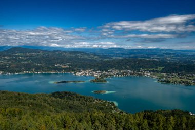 Woerthersee Gölü 'ne ve Avusturya' daki Poertschach köyüne bakın.