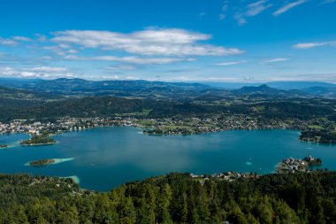 Woerthersee Gölü 'ne ve Avusturya' daki Poertschach köyüne bakın.