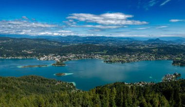 Woerthersee Gölü 'ne ve Avusturya' daki Poertschach köyüne bakın.