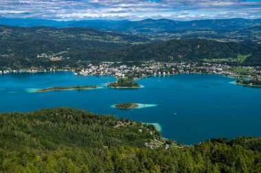 Woerthersee Gölü 'ne ve Avusturya' daki Poertschach köyüne bakın.