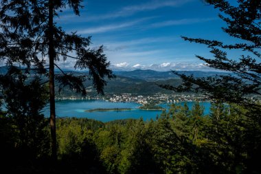 Woerthersee Gölü 'ne ve Avusturya' daki Poertschach köyüne bakın.