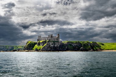 Doğu Lothian 'daki Tantallon Şatosu Kuzey Berwick yakınlarındaki Atlantik Sahili, İngiltere
