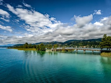 Woerther Gölü 'ndeki Yılan Adası' na. Avusturya, Carinthia 'daki Poertschach köyünün yakınına bakın.