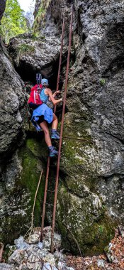 Via Ferrata 'daki Genç Kadın Avusturya' daki Alplerde Dağ Rax 'ında merdivenle