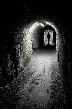 Karanlık Dar Yeraltı Koridoru 'nda Yürüyen Tek Bir Kişinin Silüeti Neon Işıklarıyla Aydınlanan Ürkütücü Koridor