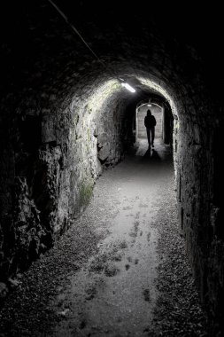 Karanlık Dar Yeraltı Koridoru 'nda Yürüyen Tek Bir Kişinin Silüeti Neon Işıklarıyla Aydınlanan Ürkütücü Koridor