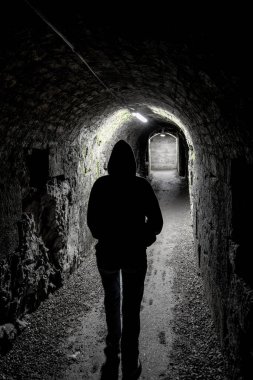 Karanlık Dar Yeraltı Koridoru 'nda Yürüyen Tek Bir Kişinin Silüeti Neon Işıklarıyla Aydınlanan Ürkütücü Koridor