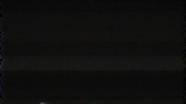 VHS. CRT ekranının gri arkaplanı. VHS titremesi, titremesi, titremesi, arızası, gürültü ve gri ekrandaki objeler. Video Hasarı.