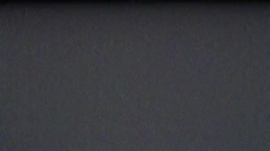 VHS. CRT ekranının gri arkaplanı. Televizyon sinyalinin kesilmesi. VHS titremesi, titremesi, titremesi, arızası, gürültü ve gri ekrandaki objeler. Retro 80 'ler, 90' lar.