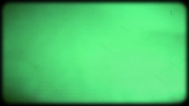 緑色の画面で傷や損傷 キンスコープ付きの古いテレビの緑の画面への影響 フィルム穀物ノイズ 歪み汚れや傷や光漏れ オーバーレイに最適 — ストック動画