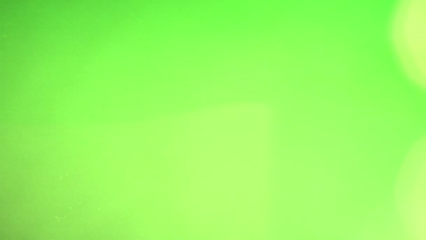 緑の画面とCrt上の光 緑の画面にキンスコープ付きの古いテレビの効果 レトロフィルムビデオ効果映像 ノイズがちらつきます オーバーレイに最適 — ストック動画