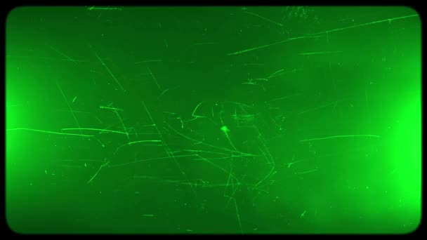 緑色の画面で傷や損傷 ヴィンテージフィルムの効果 古いテレビが緑の画面に及ぼす影響 フィルム穀物ノイズ 歪み汚れや傷や光漏れ オーバーレイに最適 レトロ映画ビデオ — ストック動画