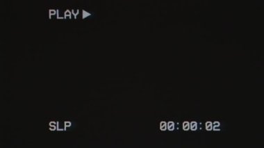 Siyah arkaplanda metin PLAY ve zaman kodlu Arıza TV efekti. Video kaset kaydedici. Retro, 80 'ler tarzı animasyon. Hasarlı kaset tipi. Arıza Hatası Görüntü Hasarı.