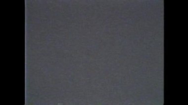 Dijital pikselli sesin VHS efektine sahip bir televizyon ekranı, 4x3 görüntü görüntülüyor. VHS dijital pikselli ses efekti. 4x3.