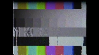 Eski CRT TV renk oluşturma testi. 4x3 görüntü gösteriliyor. VHS efektli SMPTE renk çubukları. Renkli çubuklu bir televizyon iletiminin test kalıbı. VHS.