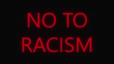 4 bin. Televizyondaki haberler için RACISM 'e HAYIR yazılı bir ekran koruyucusu. Irkçılığa karşı protestolar. Dünyadaki küresel ırkçılık sorunu kavramı..