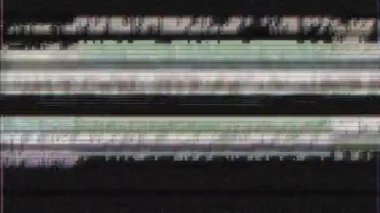 Dinamik titreşim, pikselleşmiş gürültü ve renkli parazit içeren otantik VHS arıza efekti. Bu yüksek kaliteli vintage bozunumu eski moda analog videolara nostaljik bir gerileme yarattı