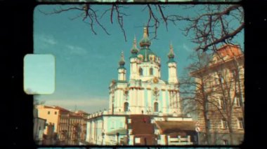 Ukrayna 'nın başkenti Kyiv' deki Andriyivska Kilisesi 'nin eski bir film efektiyle çekilmiş güzel bir klasik görüntüsü. Video eski sinemanın görüntüsünü taklit ediyor, titreme, çizikler ve...