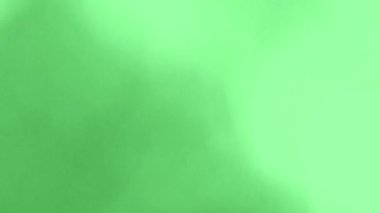 Yeşil Arkaplanda Işık Sızıntısı. Arka plan için mercek aydınlatma kaplamaları. Kromakey. Ekranın sol üst köşesinde parlak bir ışık var. Geçiş.
