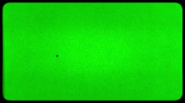 Krom anahtarlama için yeşil arka planda yuvarlak köşeli Retro CRT televizyon ekranı. İçinde klasik film tahılları, çizikler, toz ve analog gürültü var. Retro biçimli düzenleme, VFX veya krom anahtar entegrasyonu ile üst üste kullanma için ideal.