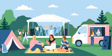 Açık hava müzik festivali. Gençler açık havada dans ediyor ve dinleniyor.