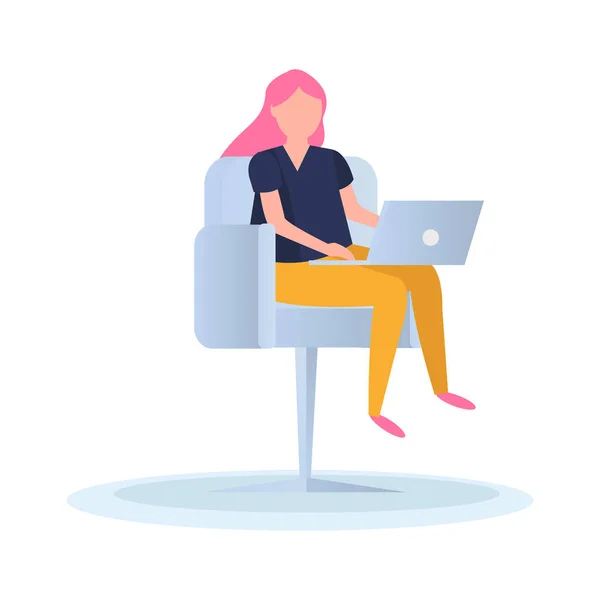 Kobieta Pracująca Laptopie Siedzi Fotelu Płaski Wektor Ilustracji — Wektor stockowy