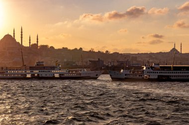 İstanbul 'da altın boynuzla iki feribot seyahat ediyor