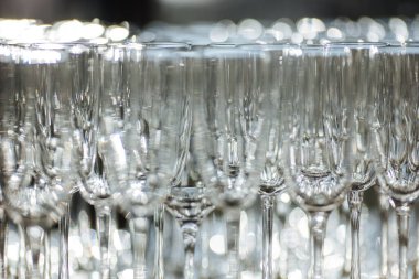 Restoranda bir grup boş ve şeffaf şampanya kadehi. Barmen tarafından şampanya için hazırlanmış temiz bardaklar. Etkinlik hazırlığı için servis, içki için boş bardaklar..