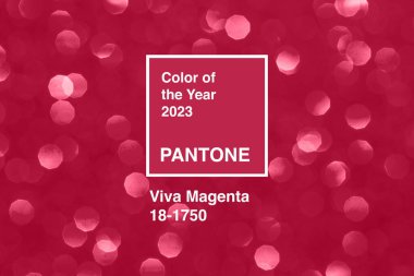Dnipro, Ukrayna - 01 Şubat 2021: Viva Magenta arka planı bulanık parıltılarla. Pantone Yılın Rengi 2023. 