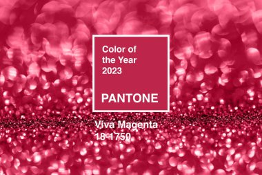 Dnipro, Ukrayna - 01 Şubat 2021: Viva Magenta arka planı bulanık parıltılarla. Pantone Yılın Rengi 2023. 