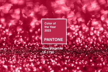 Dnipro, Ukrayna - 01 Şubat 2021: Viva Magenta arka planı bulanık parıltılarla. Pantone Yılın Rengi 2023. 