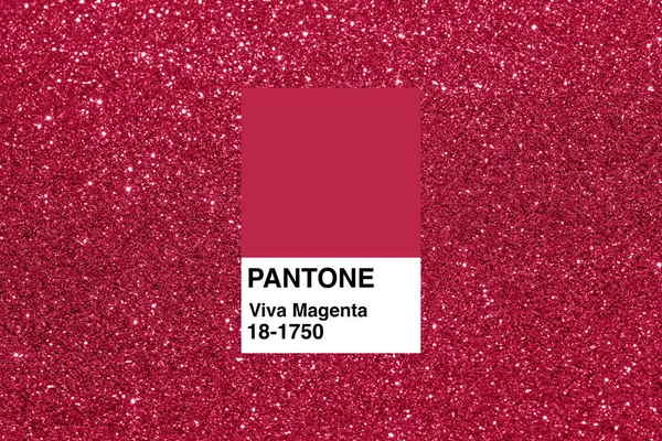 Dnipro, Ukrayna - 01 Şubat 2021: Viva Magenta arka planı bulanık parıltılarla. Pantone Yılın Rengi 2023. 