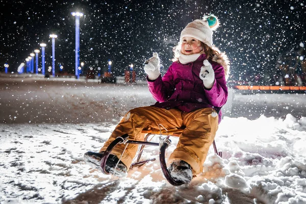 Mała Dziewczynka Jeździ Sankach Śnieżny Zimowy Wieczór Spadające Realistyczne Naturalne Zdjęcie Stockowe