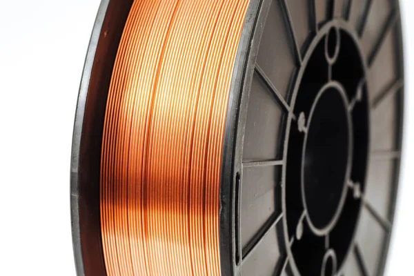 Beyaz arka planda kaynak kablosu makarası.