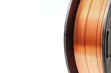 Beyaz arka planda kaynak kablosu makarası.