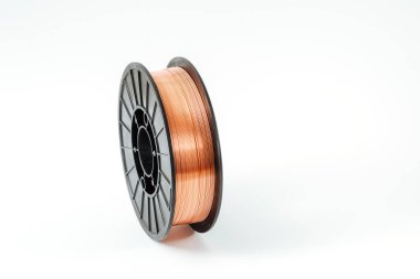 Beyaz arka planda kaynak kablosu makarası.