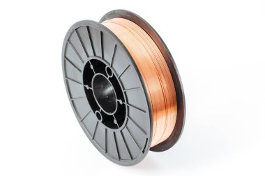 Beyaz arka planda kaynak kablosu makarası.