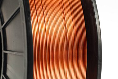 Beyaz arka planda kaynak kablosu makarası.