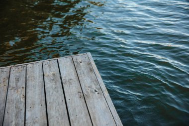 Genç ve güzel bir kız, nehrin kıyısında sakin ve sıcak bir akşamda yoga yapıyor..