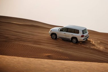 Dubai, Birleşik Arap Emirlikleri - 01 Temmuz 2021: Dubai çölünde off-road çöl safarisi.