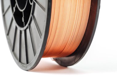 Beyaz arka planda kaynak kablosu makarası.