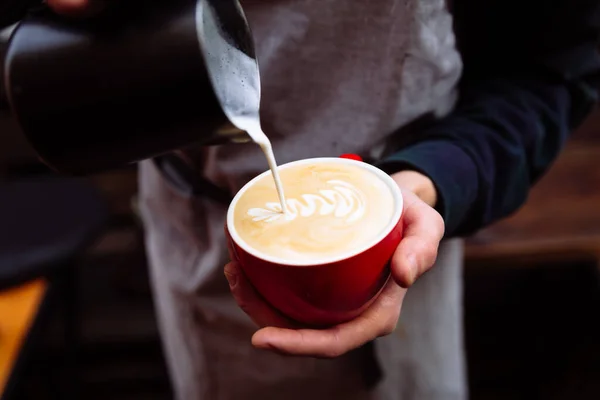 花拿铁艺术 巴里斯塔将鲜牛奶倒入咖啡中 — 图库照片